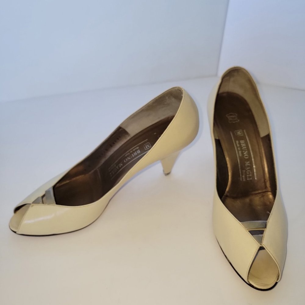 DESIGNER Bruno Magli Size 9 Cream/Silver Kitten Heel vintage Italian